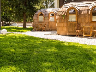 Erholung im Holz-Iglu oder Holz-Fass