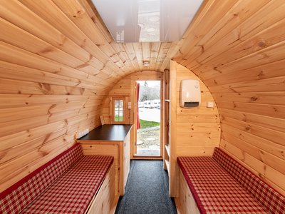 Erholung im Holz-Iglu oder Holz-Fass
